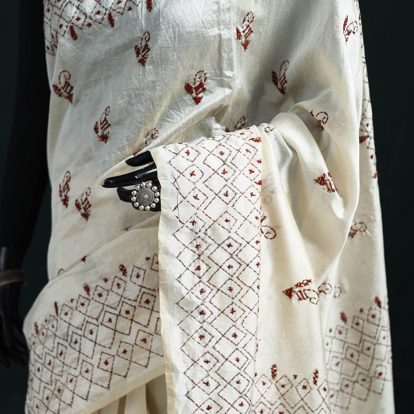 White - Bengal Hand Embroidery Silk Nakshi Kantha Saree 02