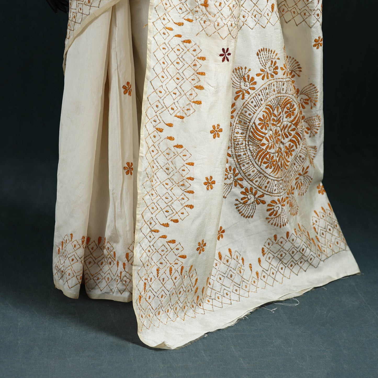 White - Bengal Hand Embroidery Silk Nakshi Kantha Saree 10