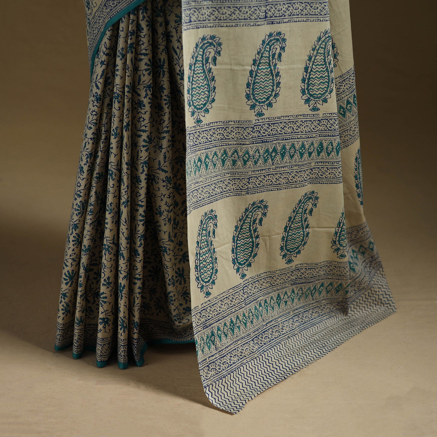 White - Gamthi Hand Block Print Pure Mul Cotton Saree with Blouse Piece 09