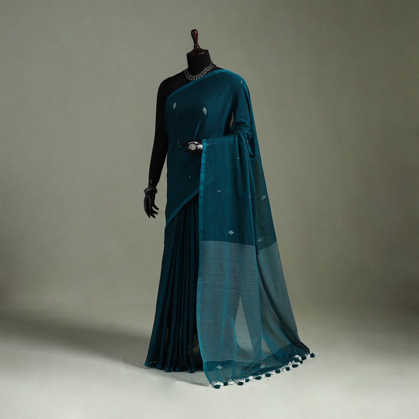 Handloom Pure Mul Cotton Phulia Jamdani Saree with Tassels 03