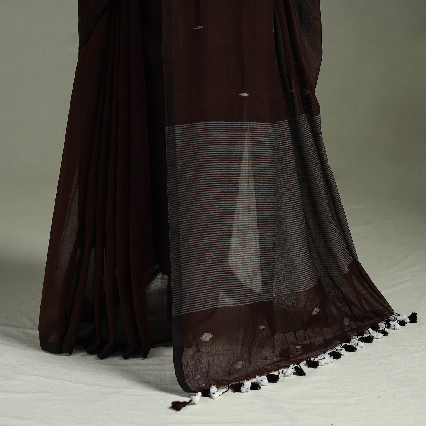 Handloom Pure Mul Cotton Phulia Jamdani Saree with Tassels 06