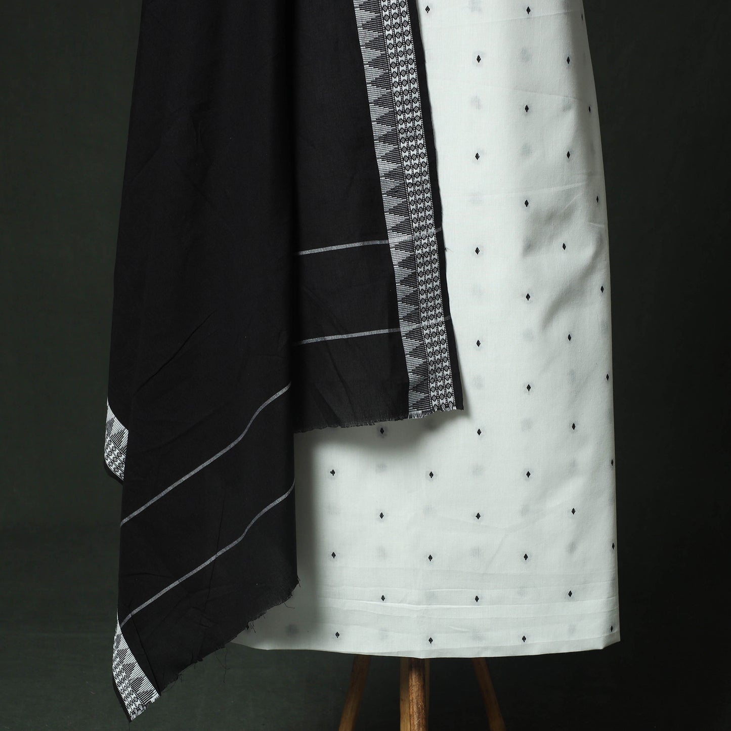 White - Jacquard Woven 2pc Cotton Unstitched Dress Material Kurta Set with Jewellery 07