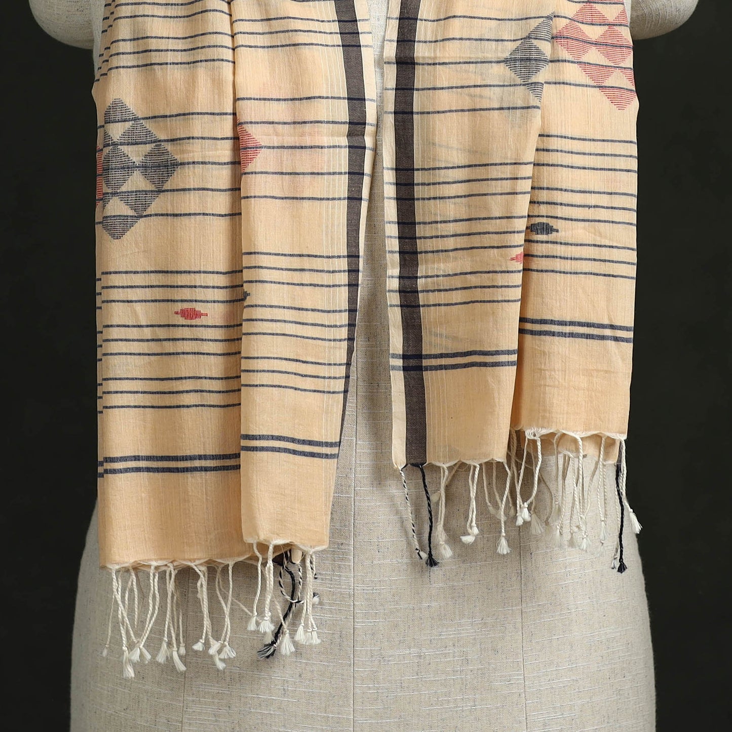 Handloom cotton burdwan jamdani stole with tassels 02