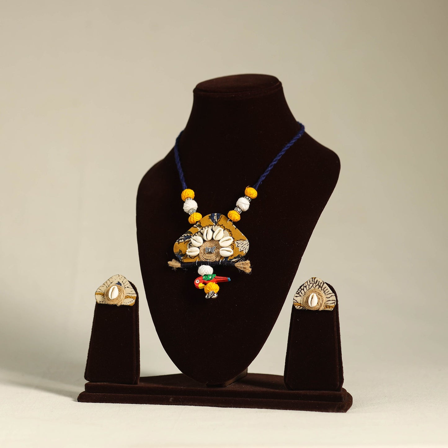 Beige - multicolor - fabart jute & shell work necklace set
