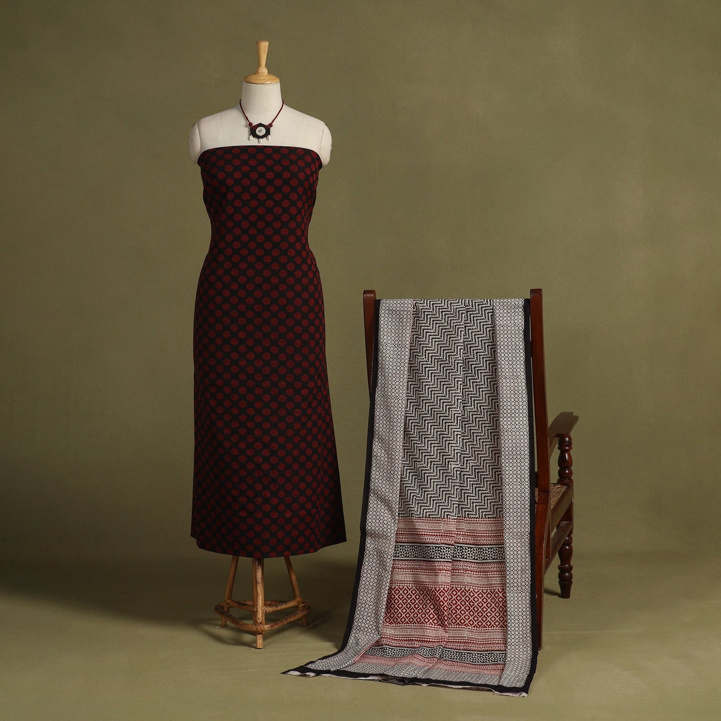 Black 2pc Unstitched Jacquard Dress Material with Jewellery Set