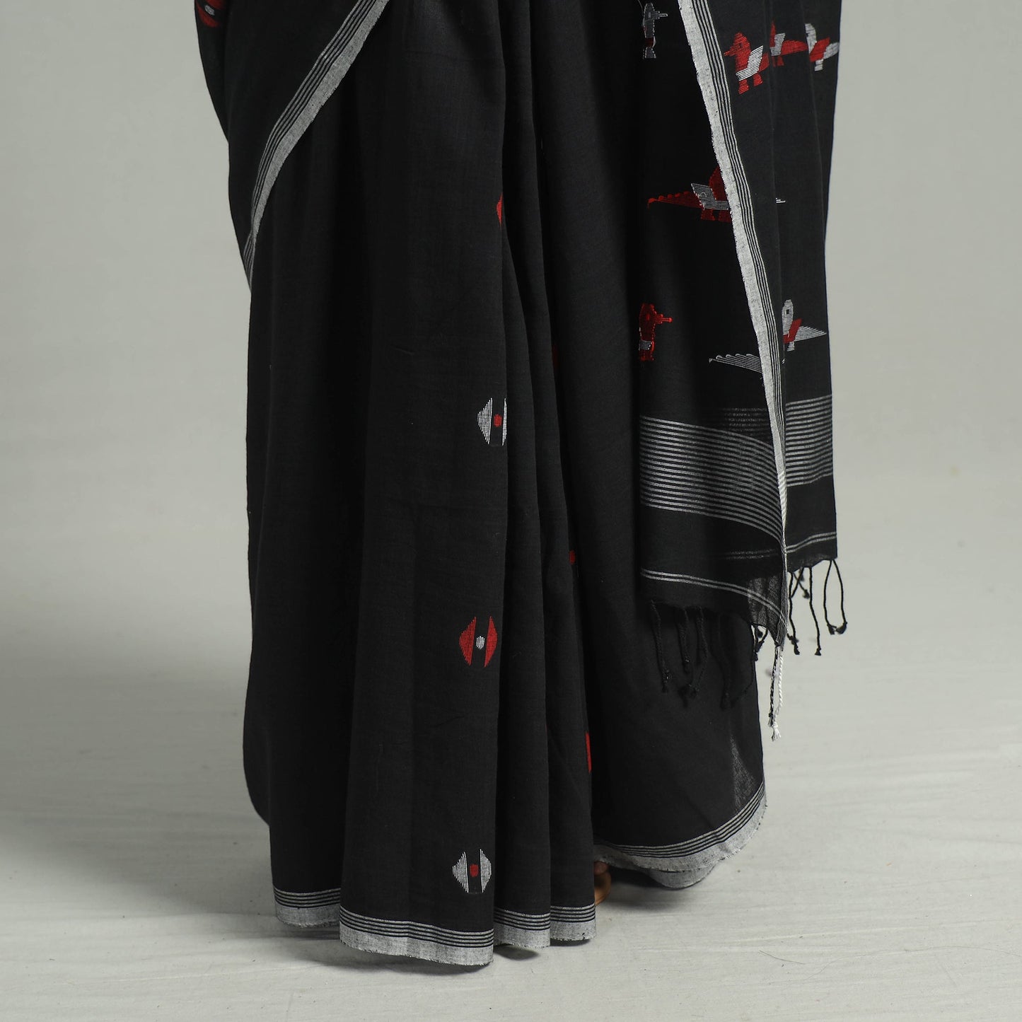 Buy Handloom Cotton Phulia Jamdani Saree with Tassels Online