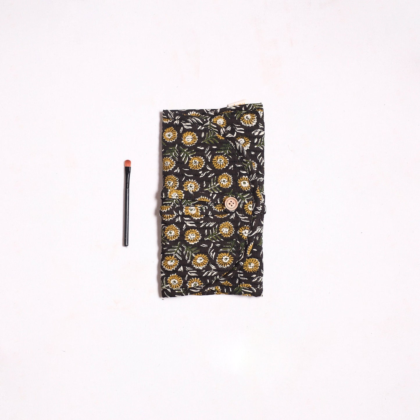 Handmade multipurpose segmented make-up brush wrap