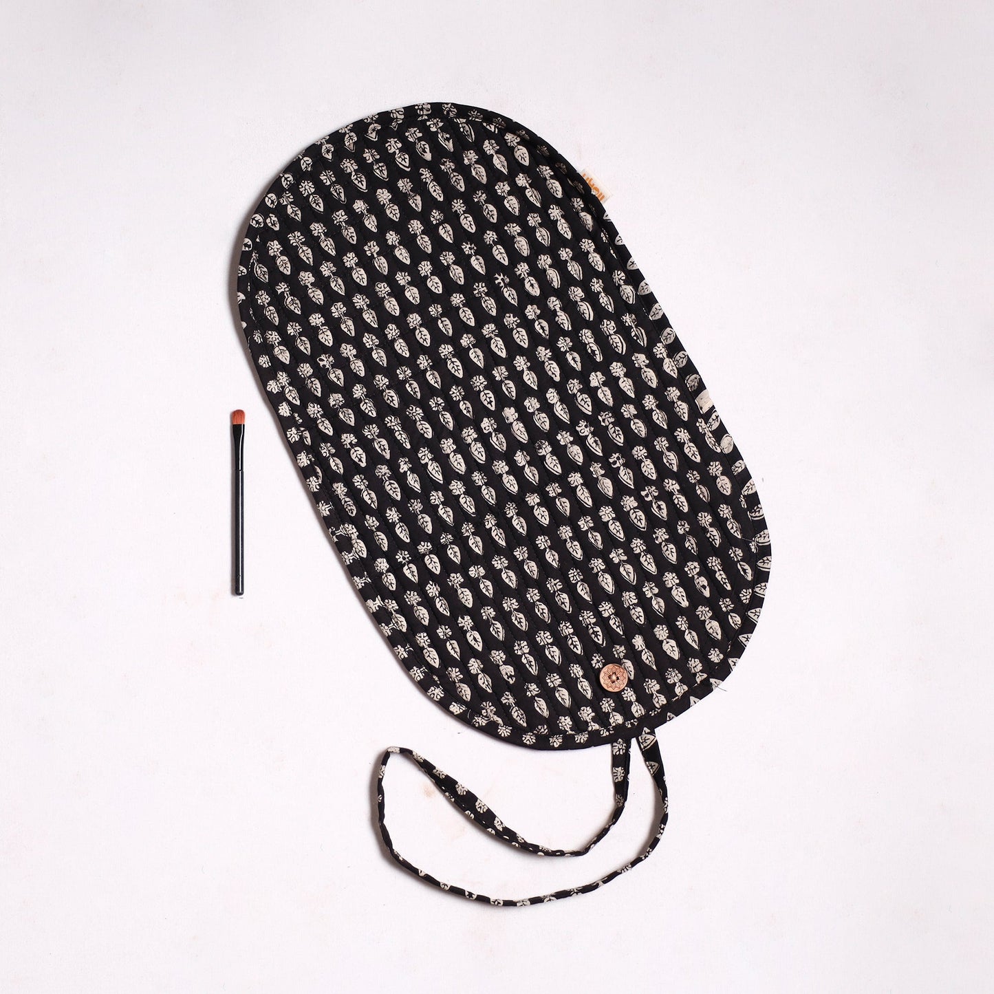 Handmade multipurpose segmented make-up brush wrap