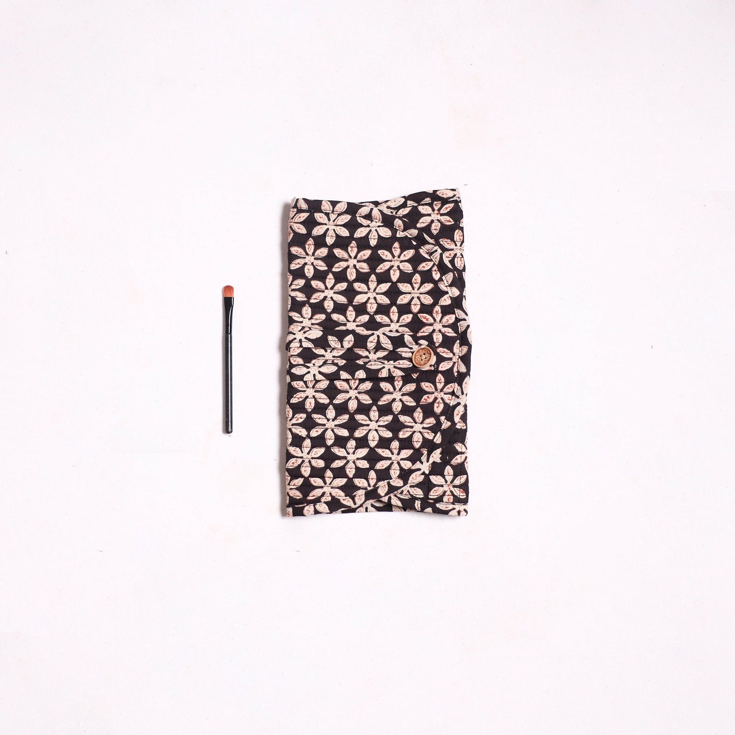 Handmade multipurpose segmented make-up brush wrap