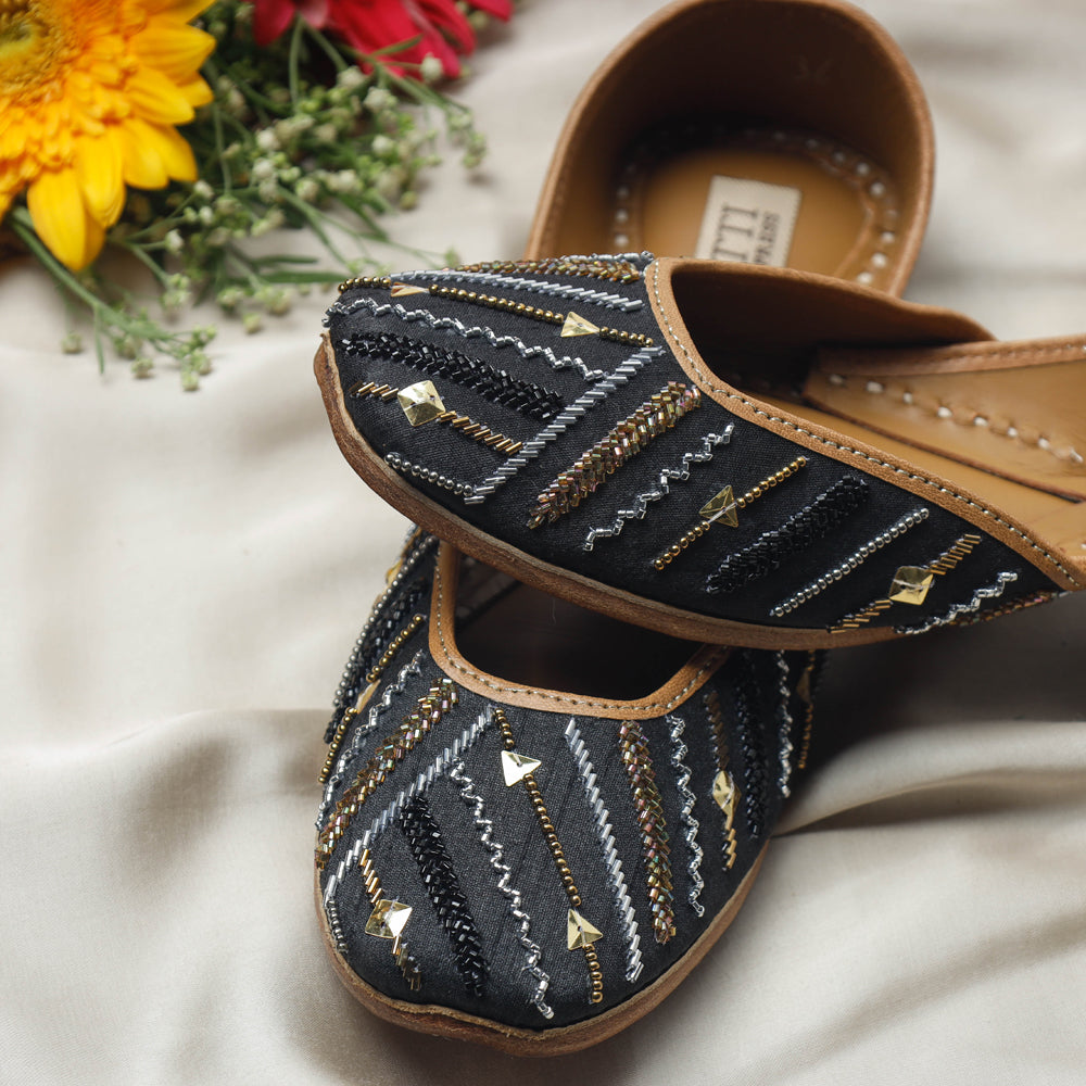 Black Handstitched Embroidered Jutti