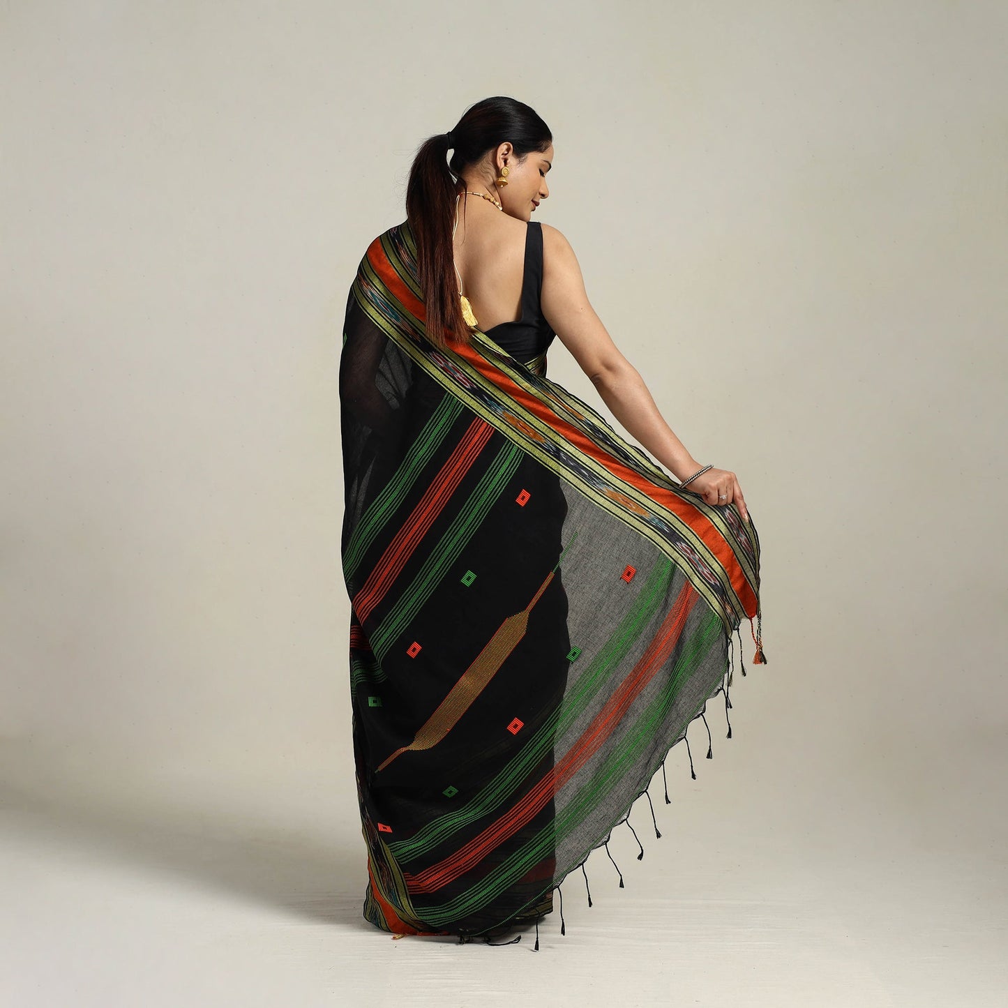 Black - Phulia Handloom Cotton Saree with Thread Buti 16