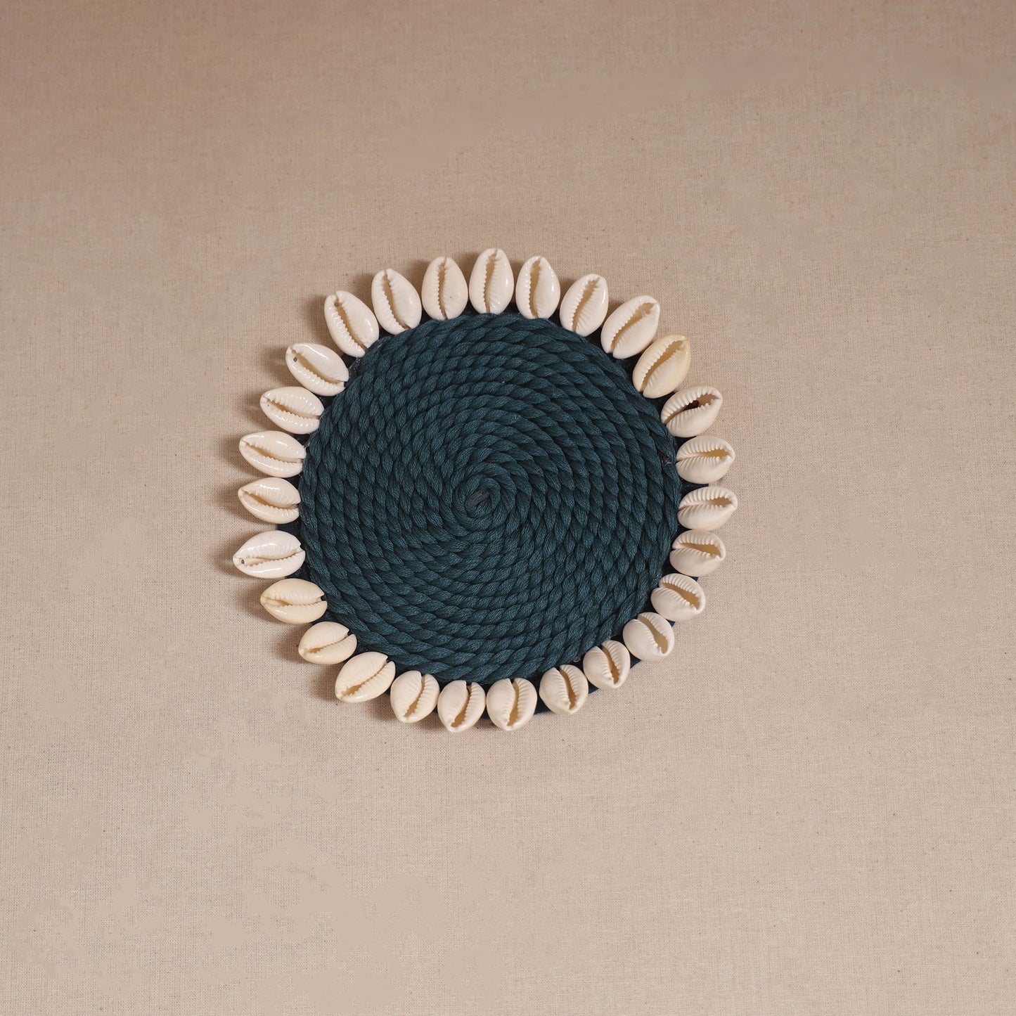 Shell work handcrafted thread coaster 01