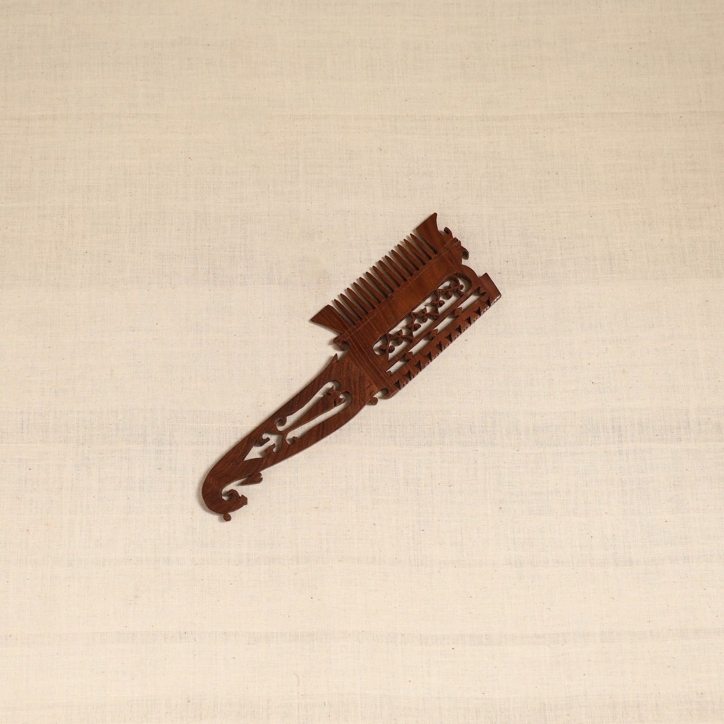 Bijnor hand carved sheesham wooden comb (large) 01