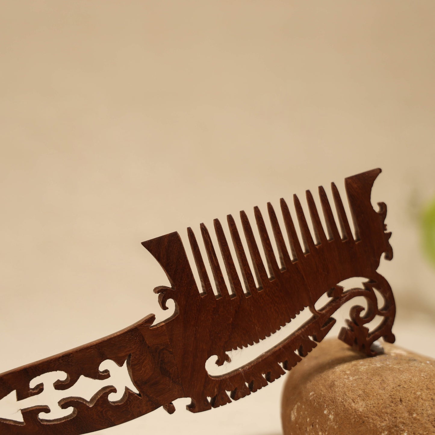 Bijnor hand carved sheesham wooden comb (large) 04