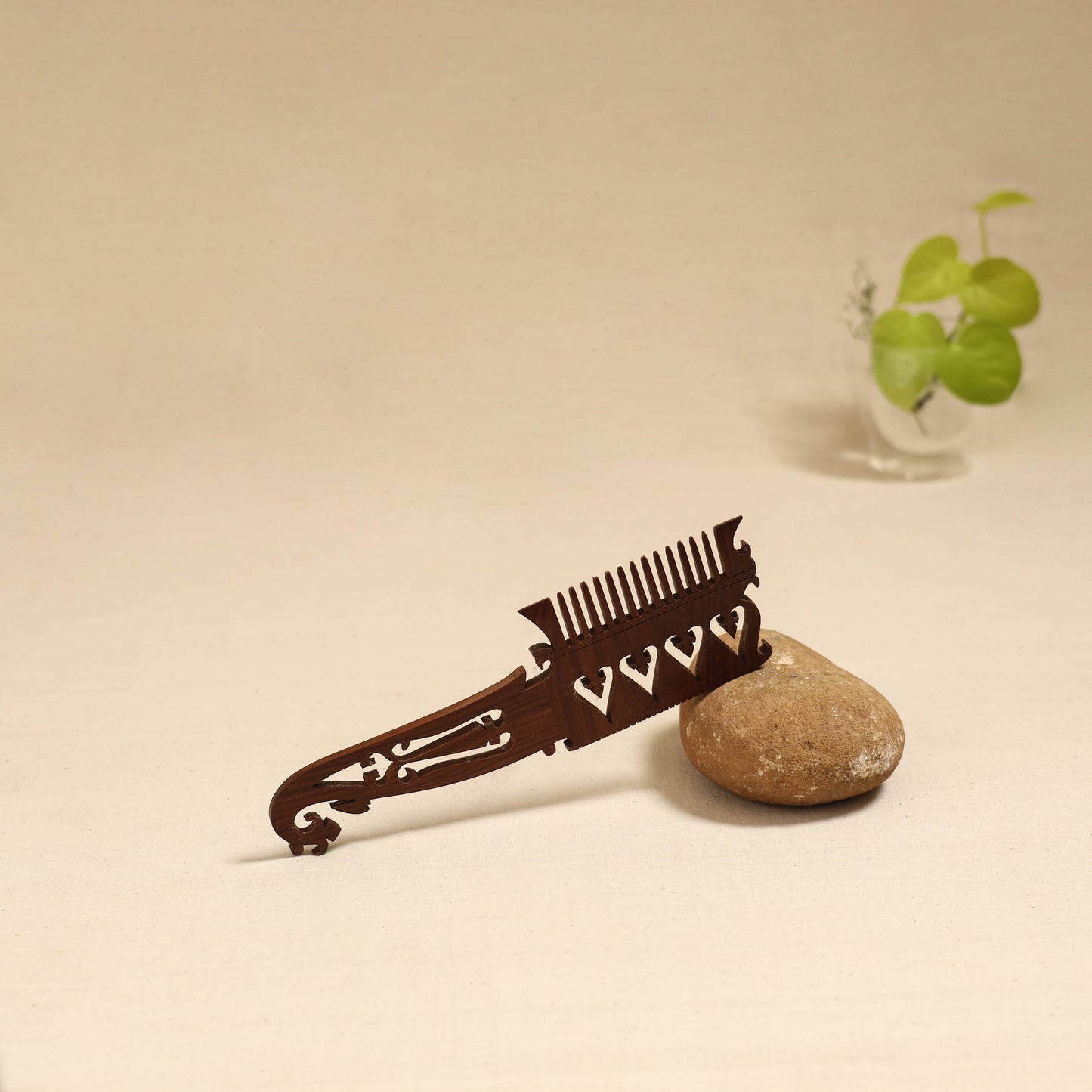 Bijnor hand carved sheesham wooden comb (large) 08