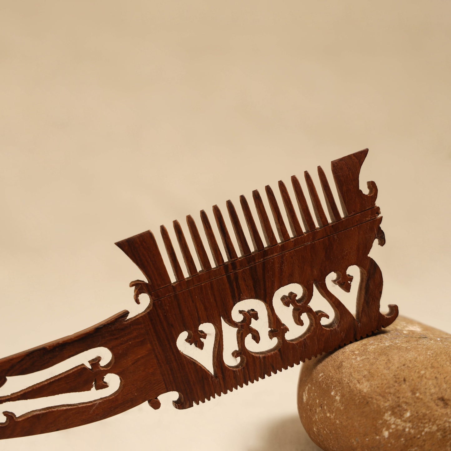 Bijnor hand carved sheesham wooden comb (large) 09