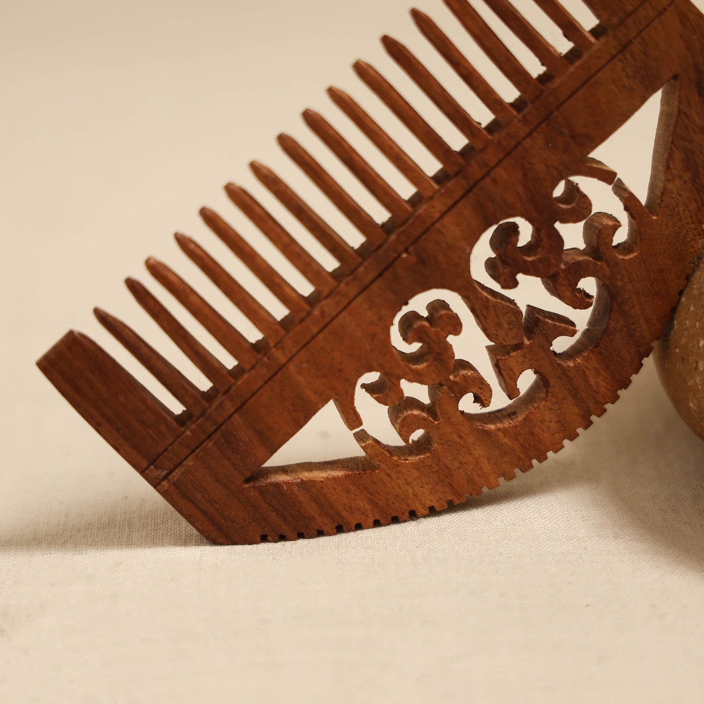 Bijnor hand carved sheesham wooden comb (medium) 22