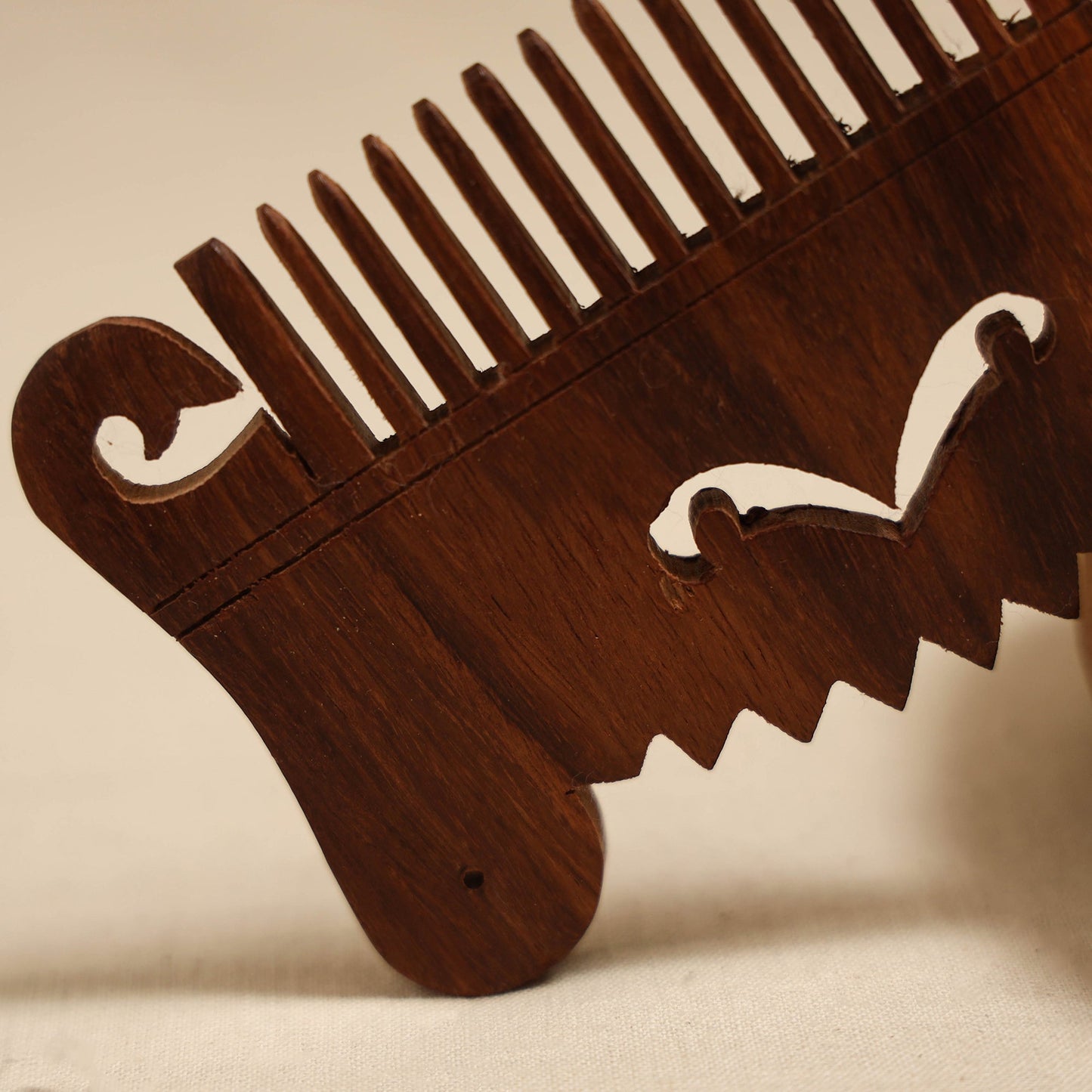 Bijnor hand carved sheesham wooden comb (medium) 24