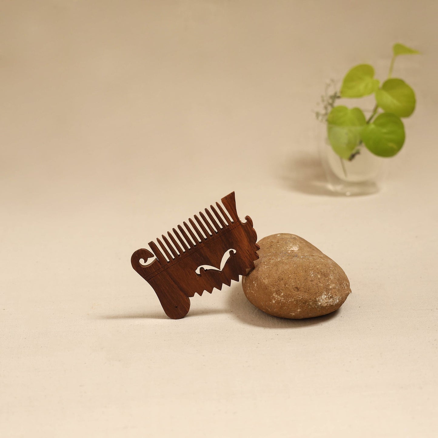 Bijnor hand carved sheesham wooden comb (medium) 24