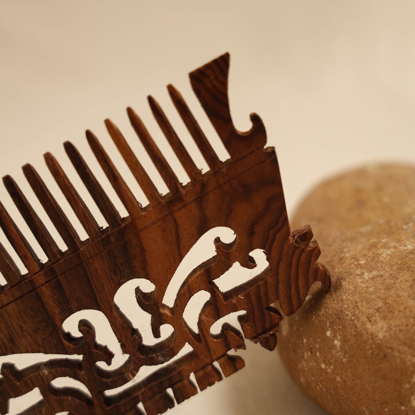 Bijnor hand carved sheesham wooden comb (medium) 30