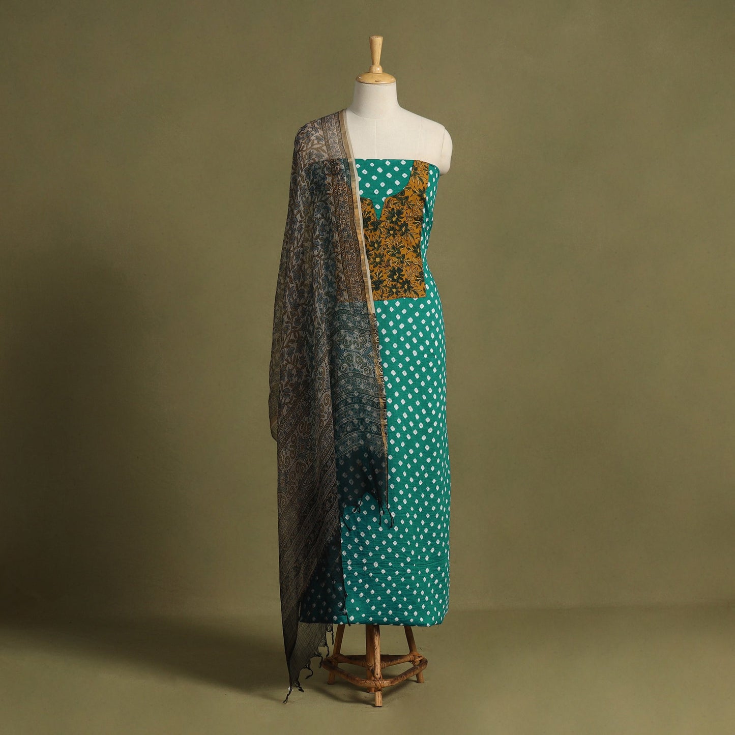 2pc unstitched bandhani dress material with jewellery set