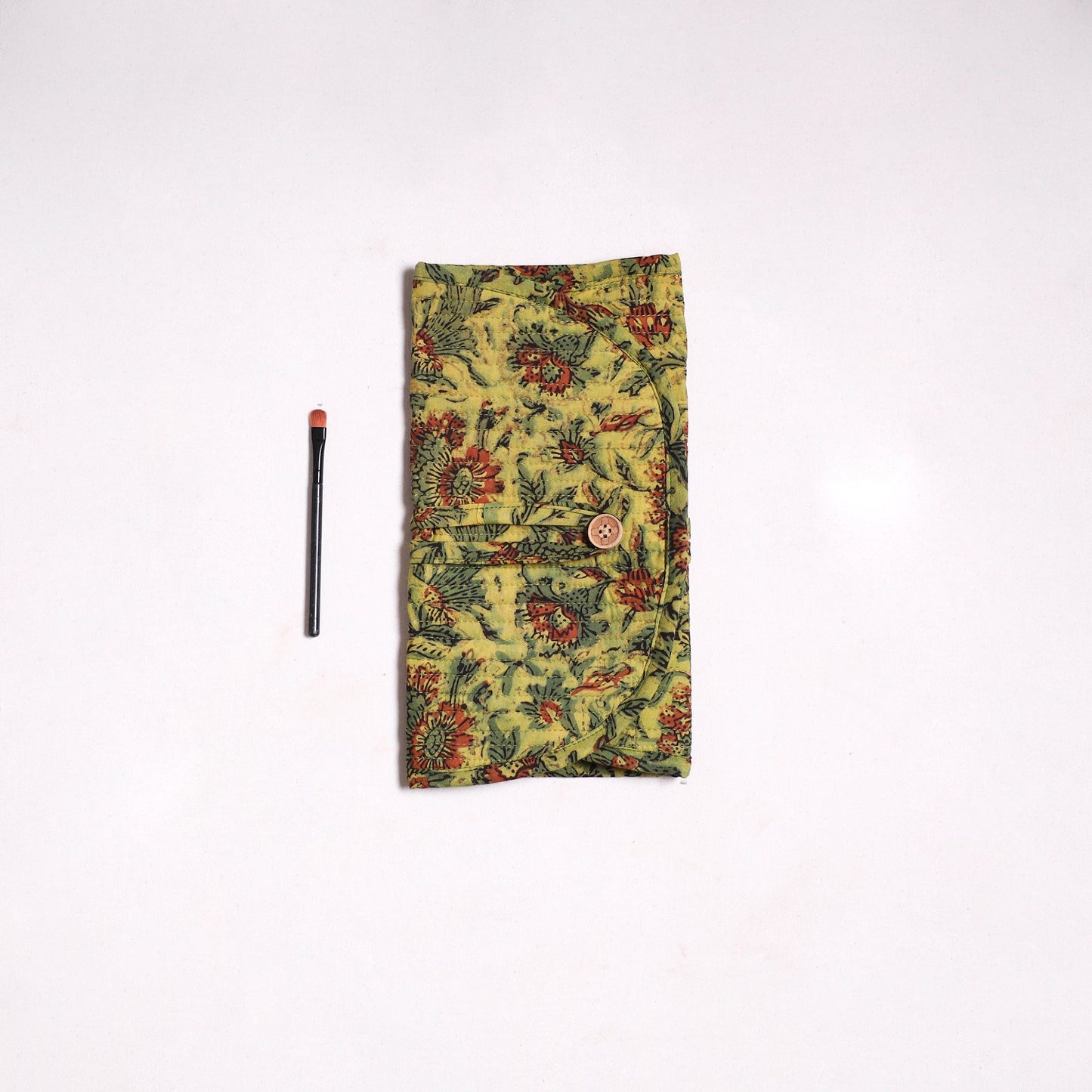 Handmade multipurpose segmented make-up brush wrap