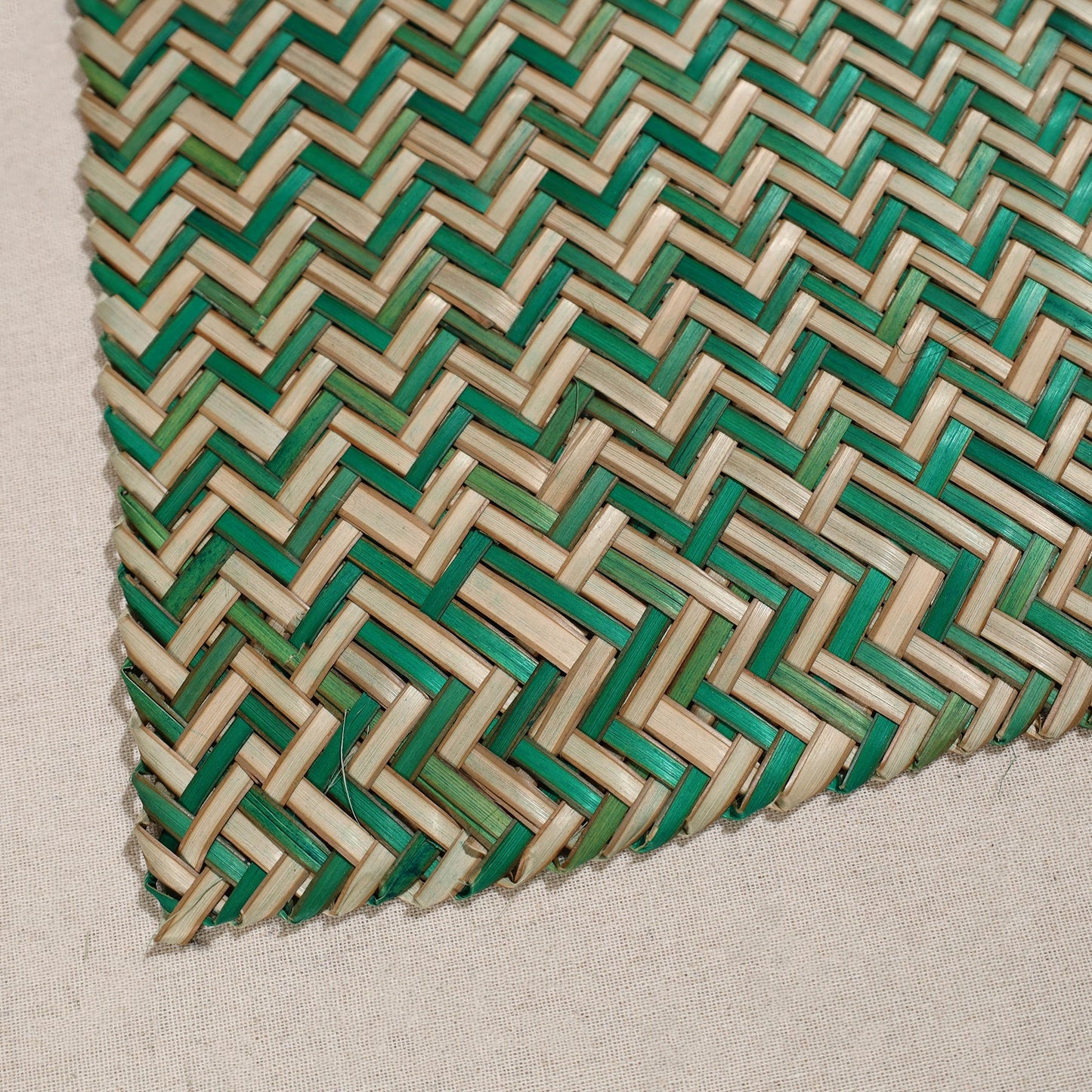 Green Handmade Water Hyacinth Placemat from Assam (20 x 13 in)