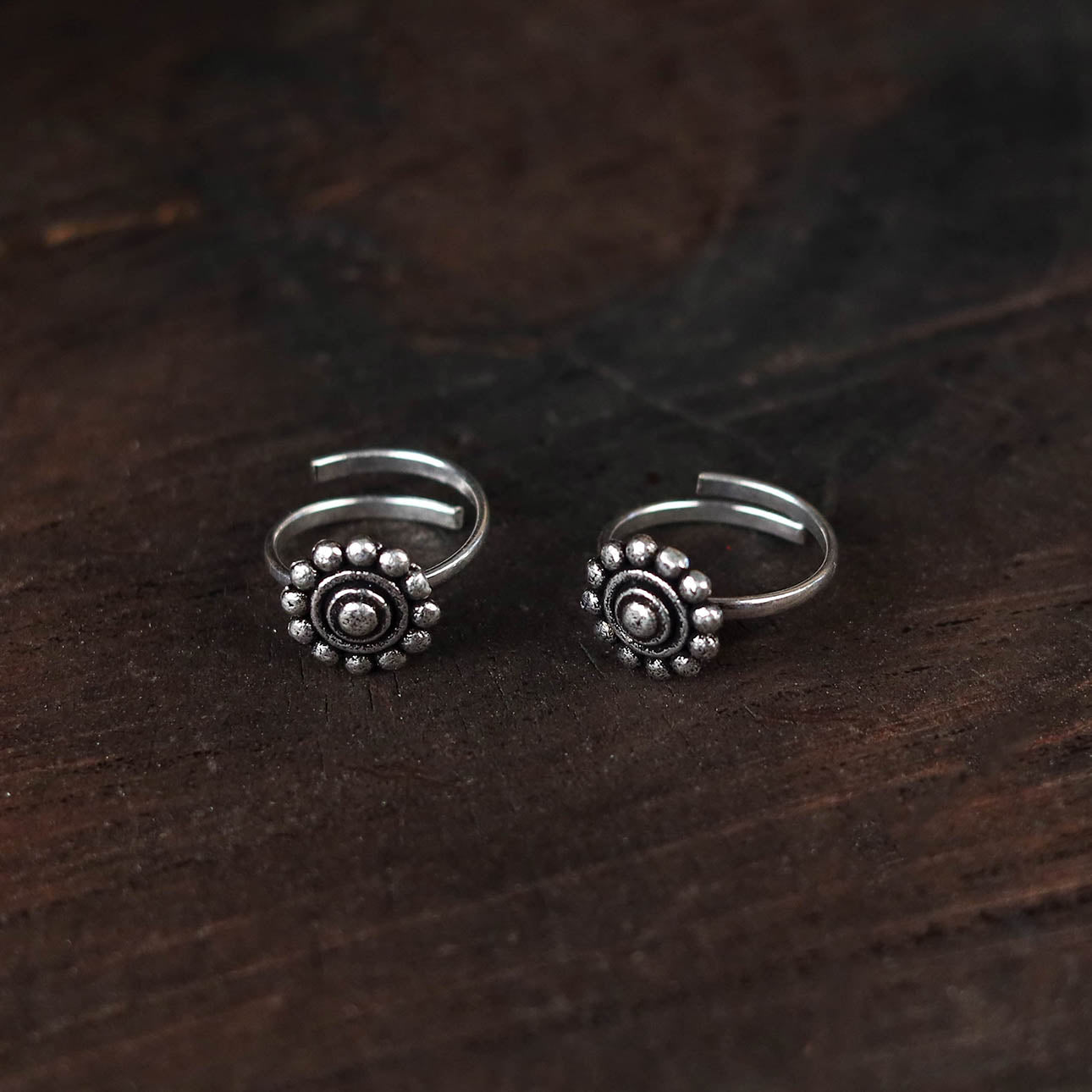 White - antique silver finish oxidised toe rings