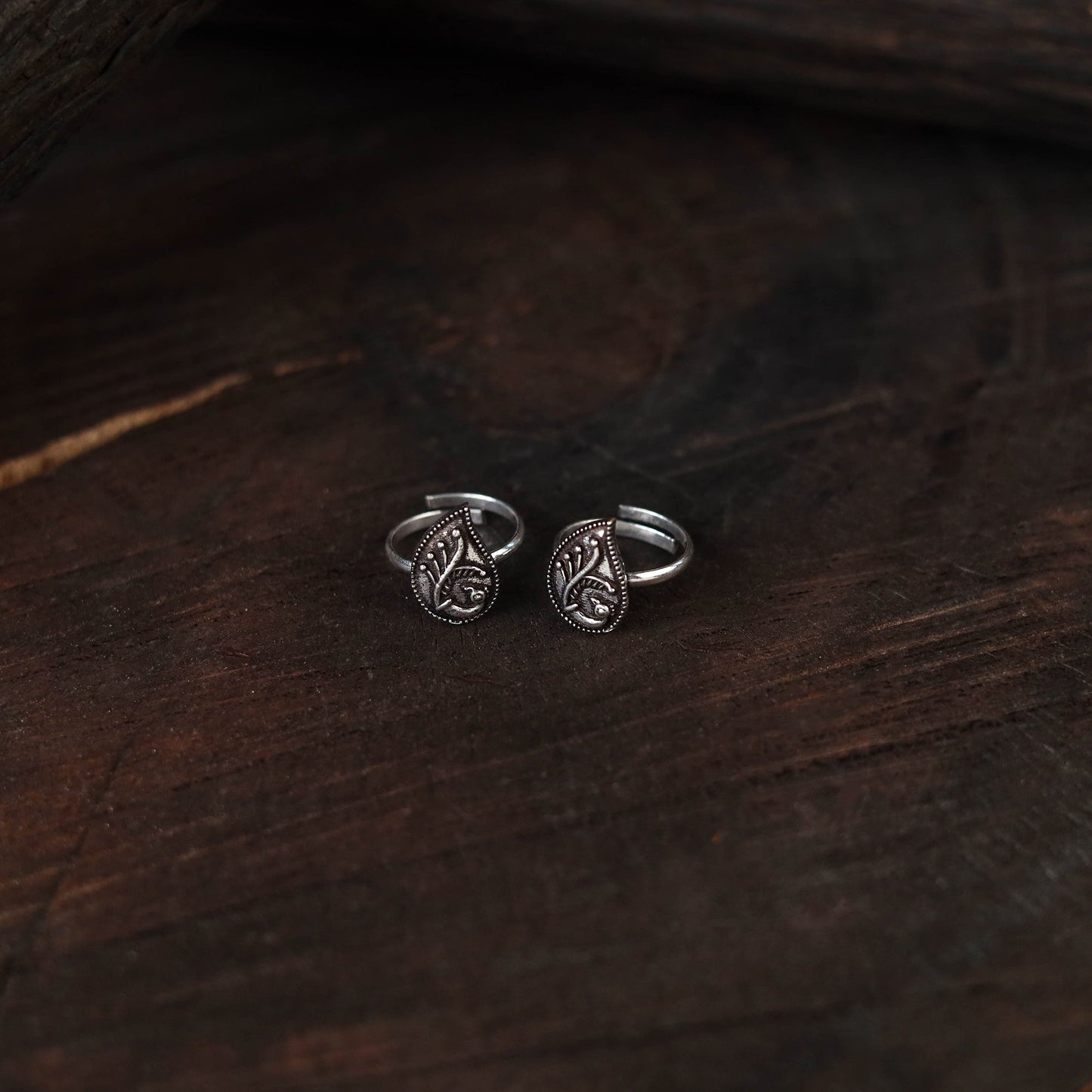 White - antique silver finish oxidised toe rings