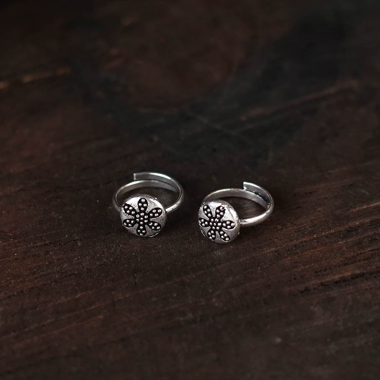 White - antique silver finish oxidised toe rings