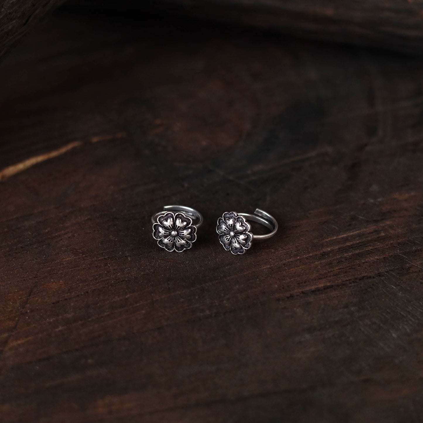 White - antique silver finish oxidised toe rings