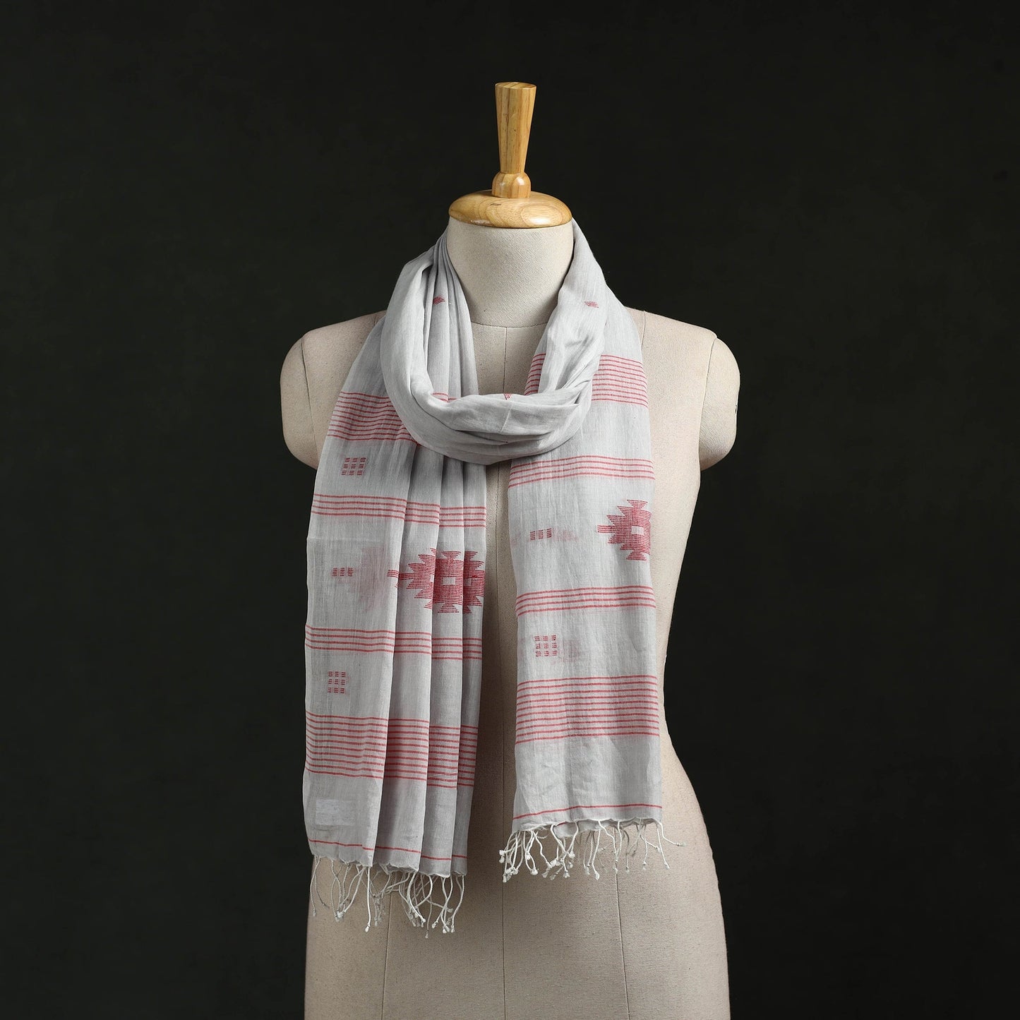 Handloom cotton burdwan jamdani stole with tassels 04