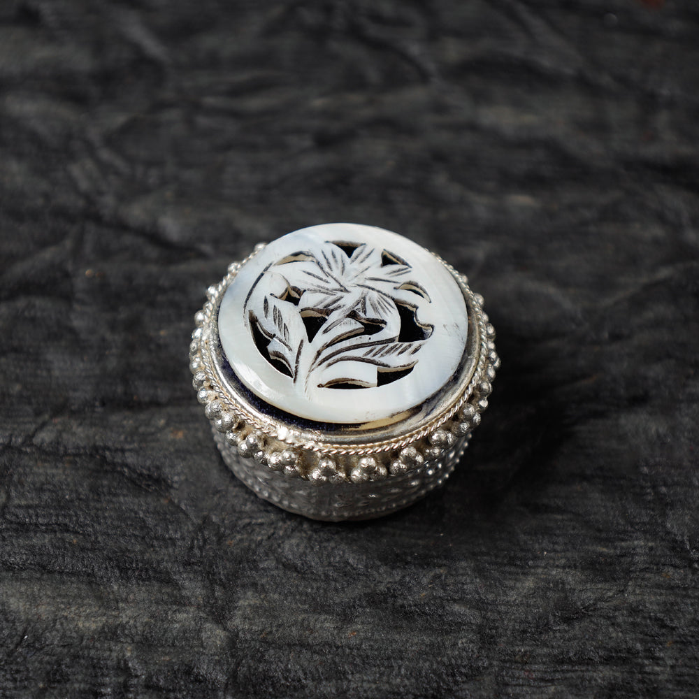 Handcrafted Seashell Sindoor Box Online at iTokri.com