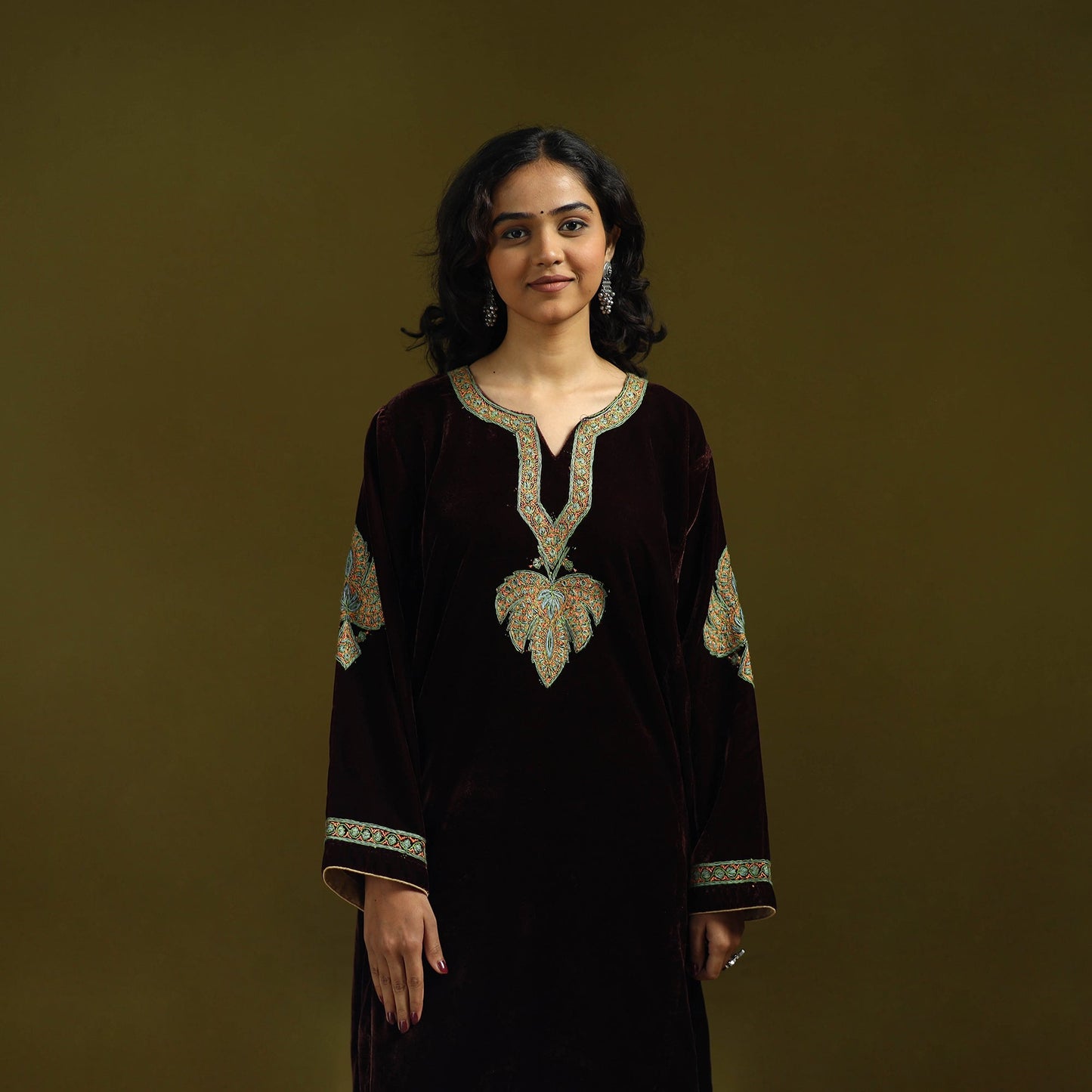 Handwoven sozni hand embroidered kashmiri velvet pheran 43