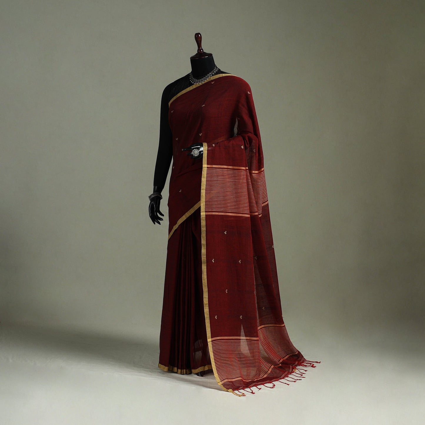 Handloom pure mul cotton phulia jamdani saree with tassels