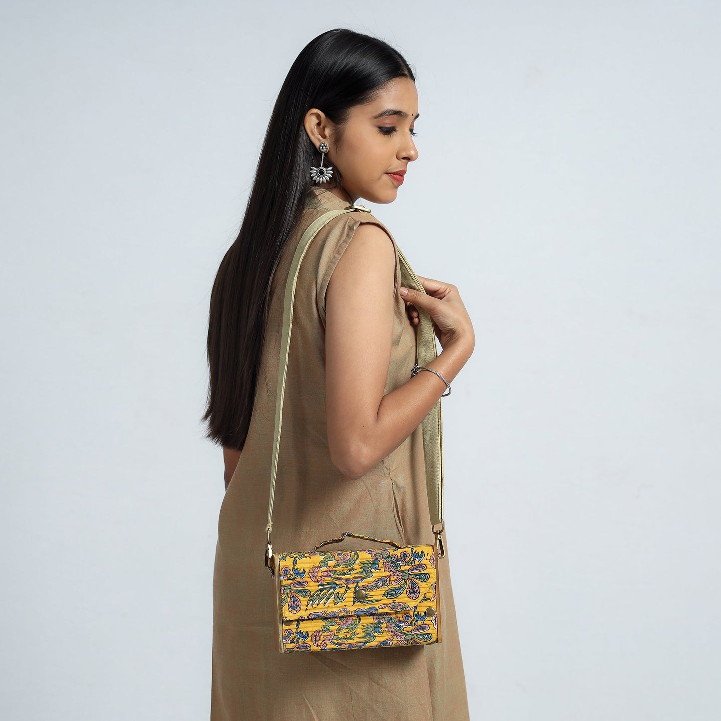 Buy DIY Box Sling Bag / Clutch with Changeable Sleeve Online at iTokri.com