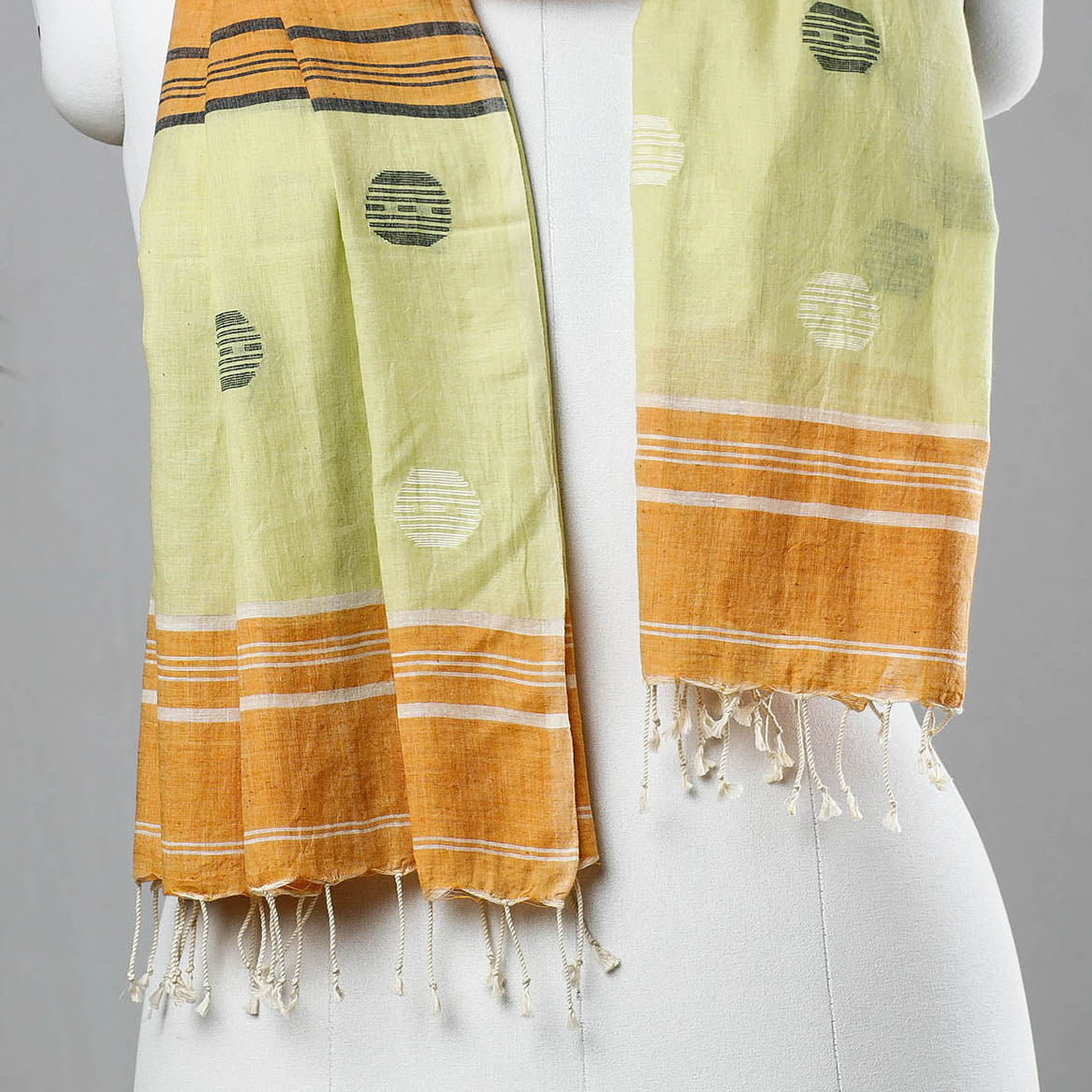 Buy Burdwan Jamdani Buti Handloom Cotton Stole with Tassels Online at iTokri.com