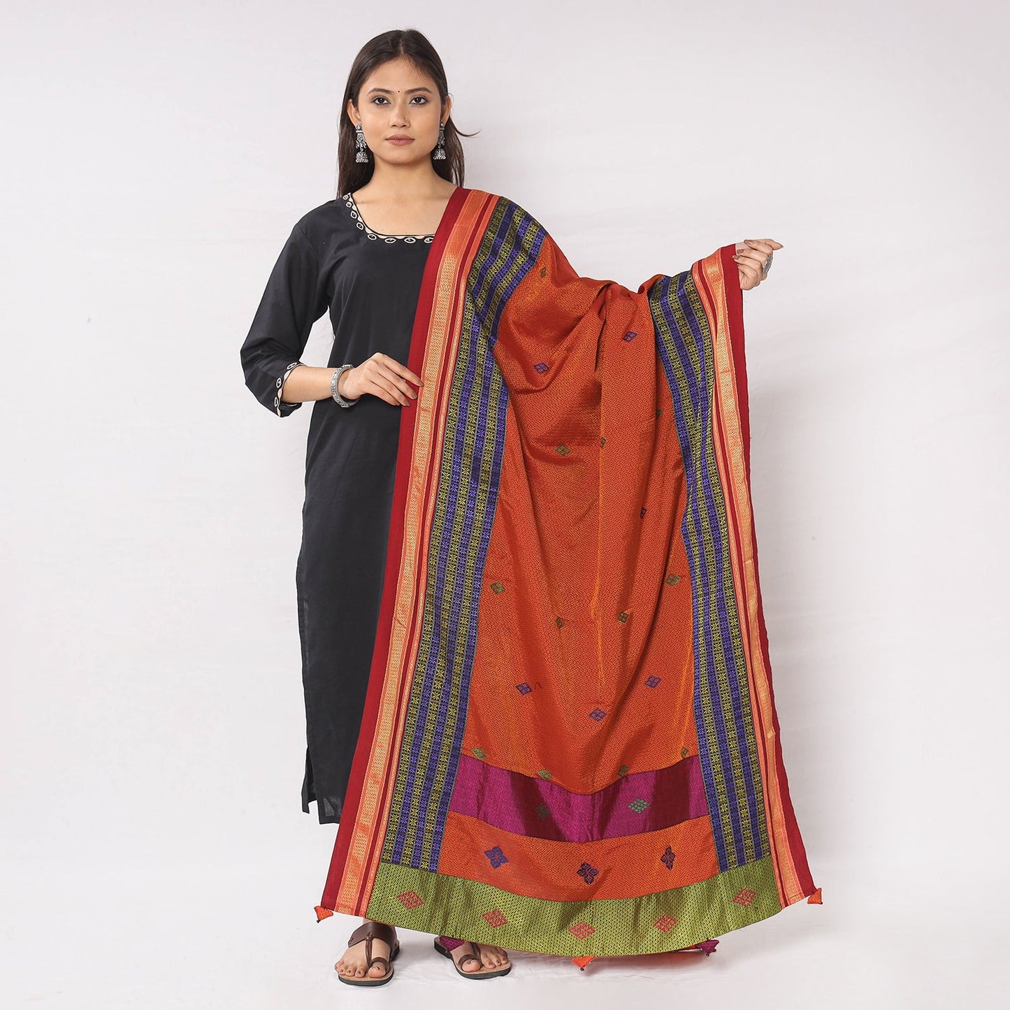 Buy Negi Kasuti Hand Embroidery Khun Cotton Dupatta Online l iTokri.com