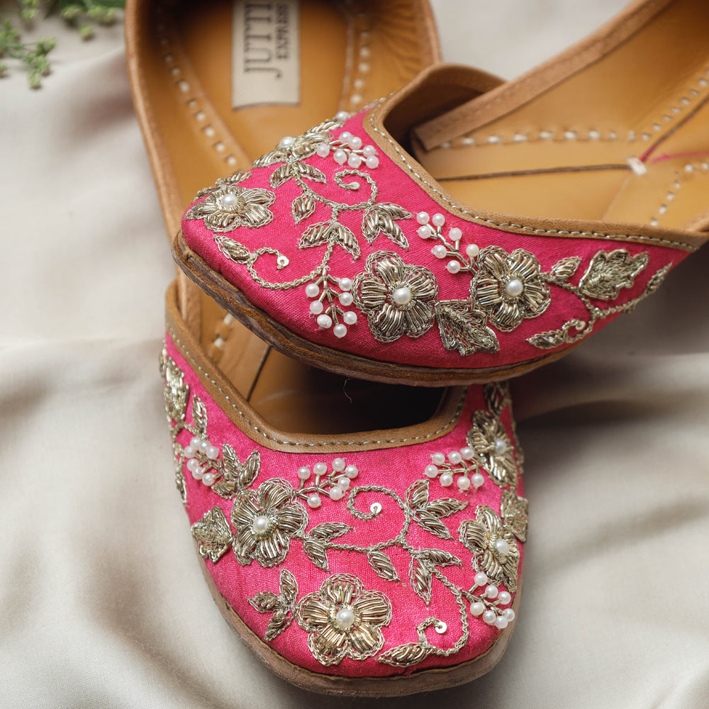 Pink Handstitched Embroidered Jutti