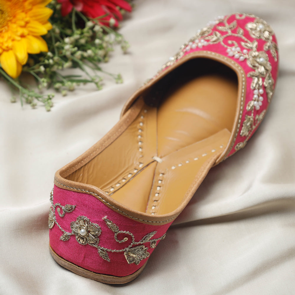 Pink Handstitched Embroidered Jutti
