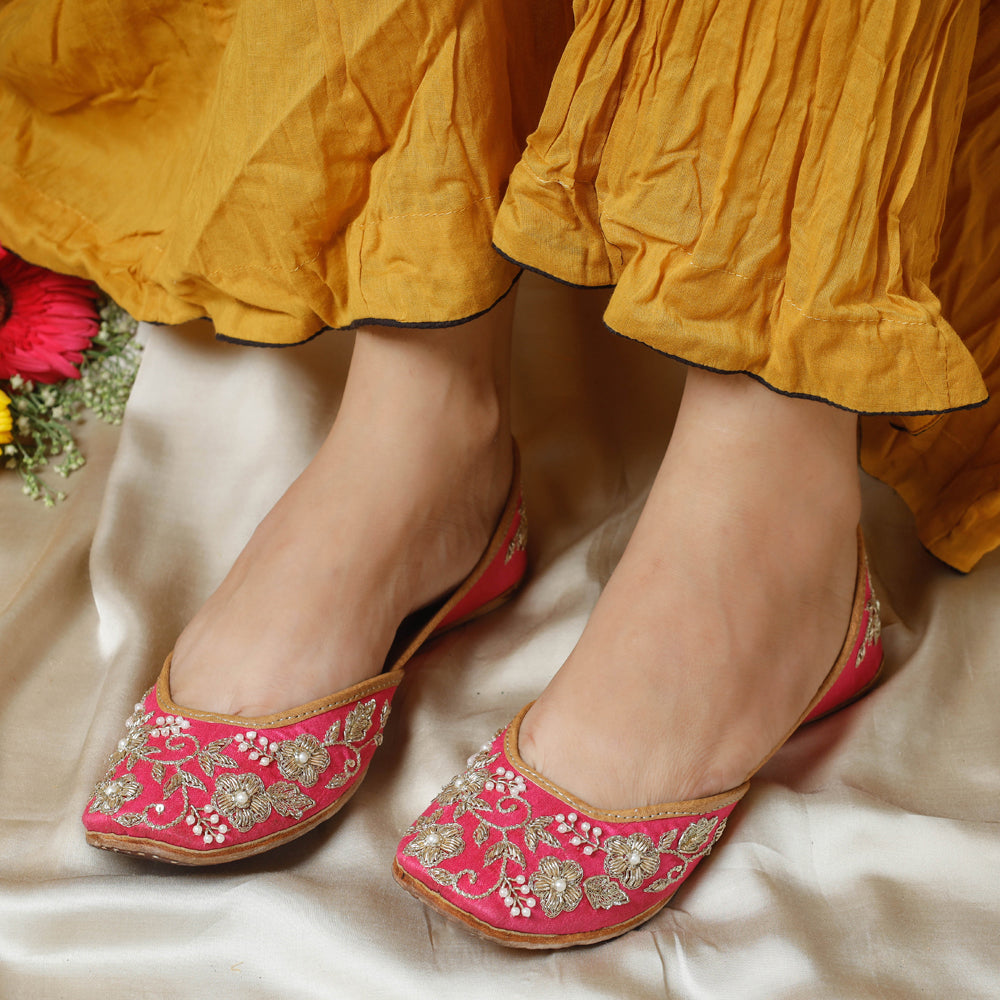 Pink Handstitched Embroidered Jutti