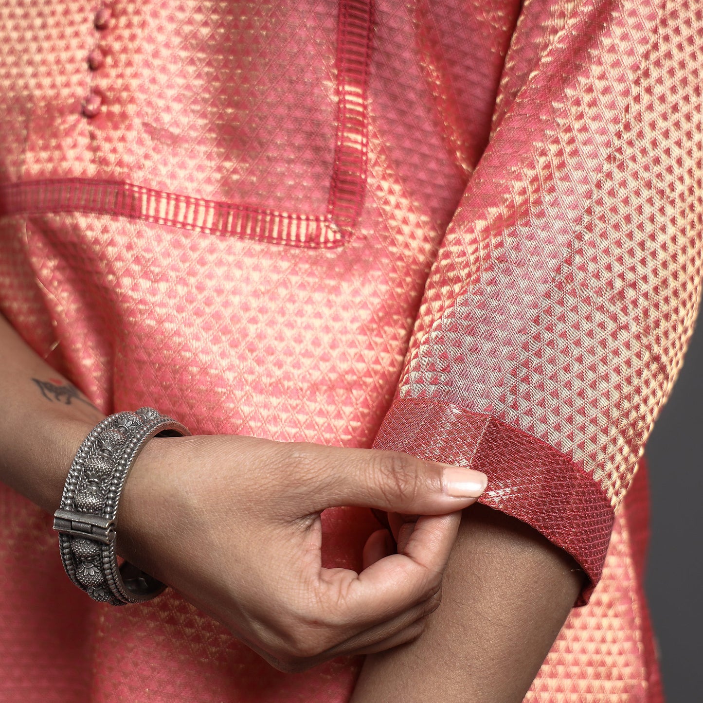 Traditional Maheshwari Tissue Zari Work Cotton Handloom Kurta with Dupatta Set Online at iTokri.com