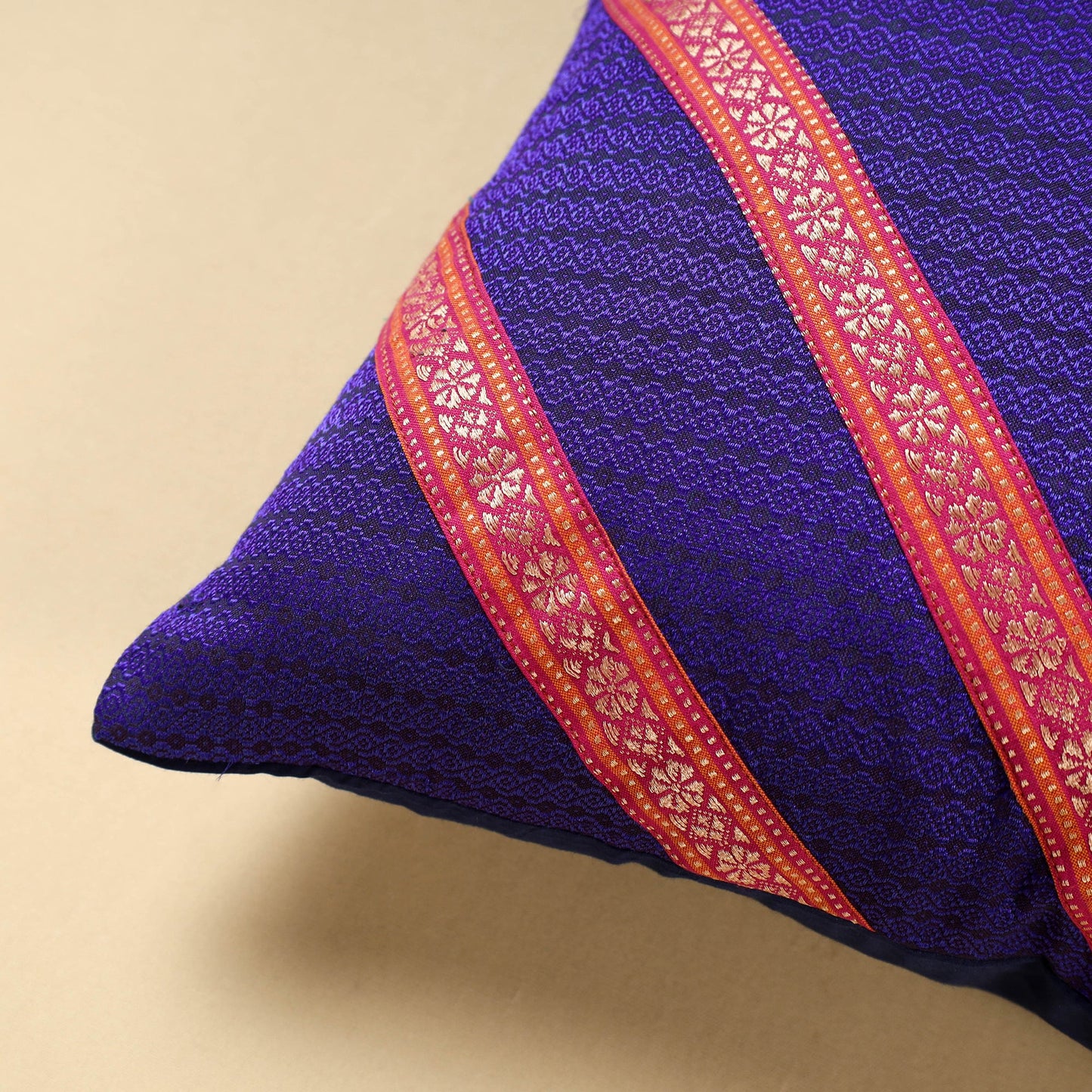 khun cushion cover