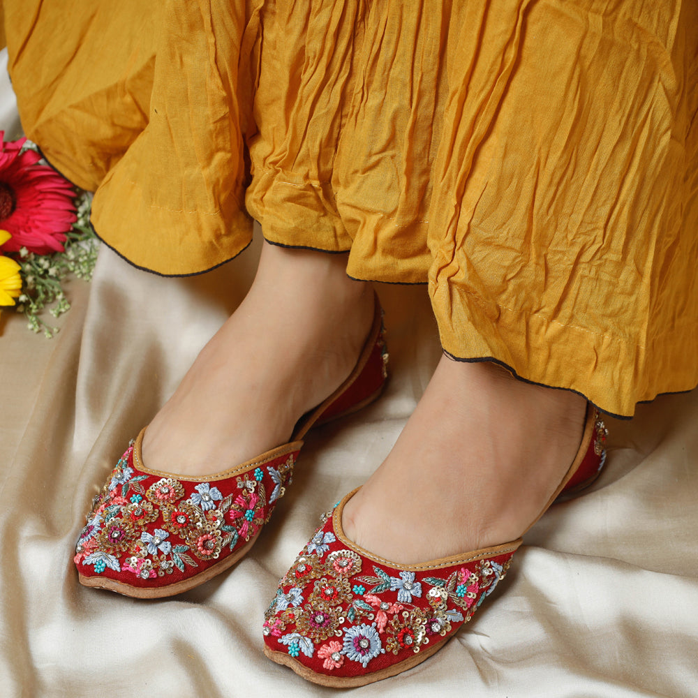 Red Handstitched Embroidered Jutti