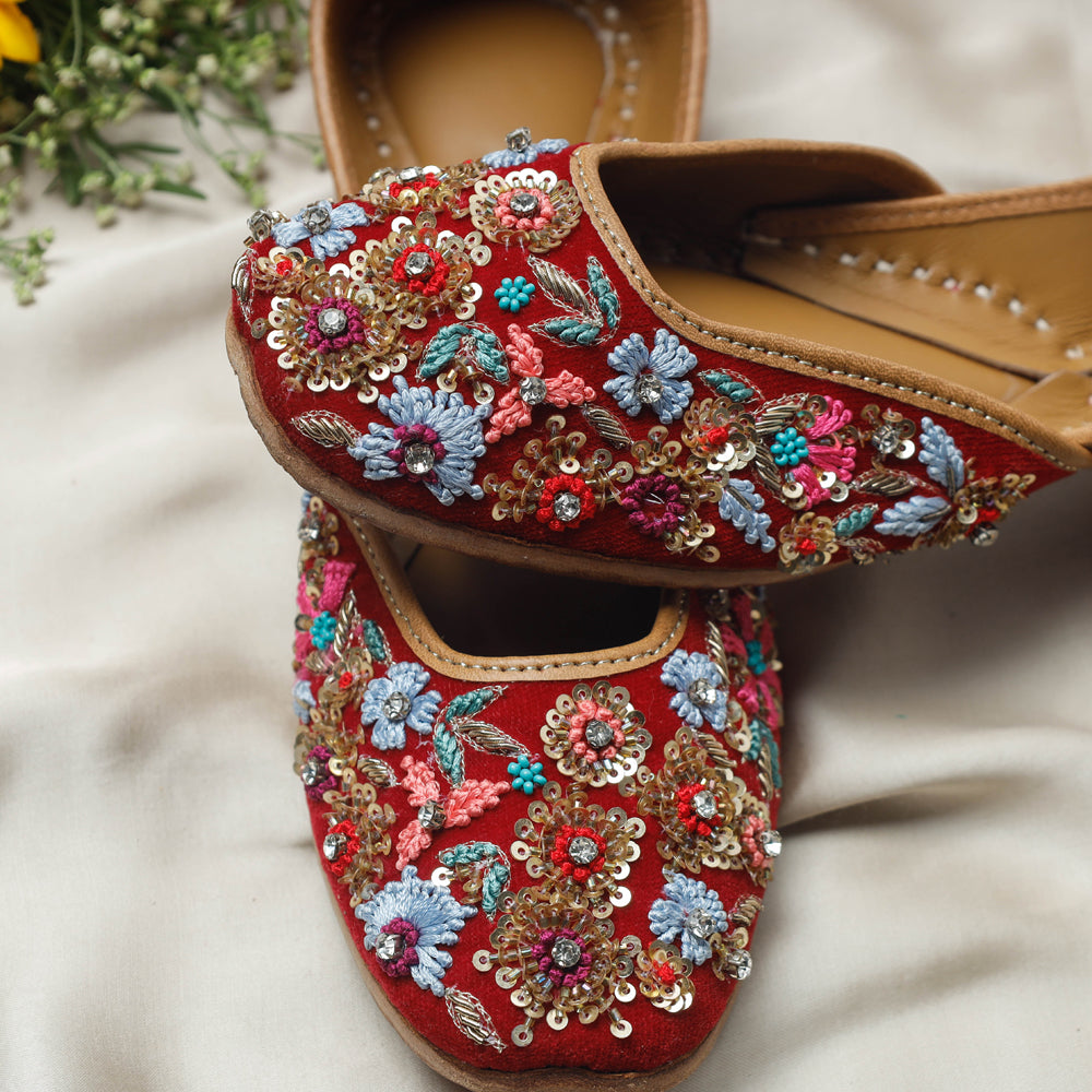 Red Handstitched Embroidered Jutti