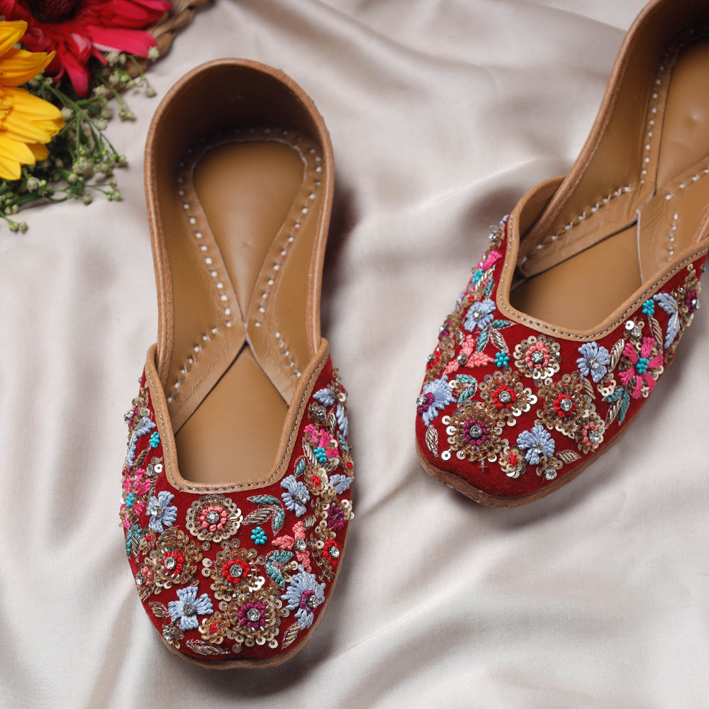 Red Handstitched Embroidered Jutti