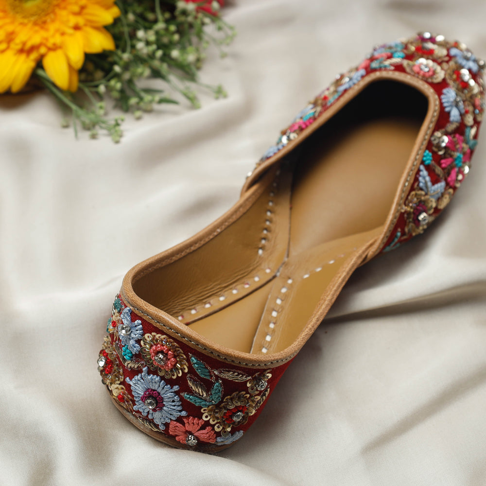 Red Handstitched Embroidered Jutti