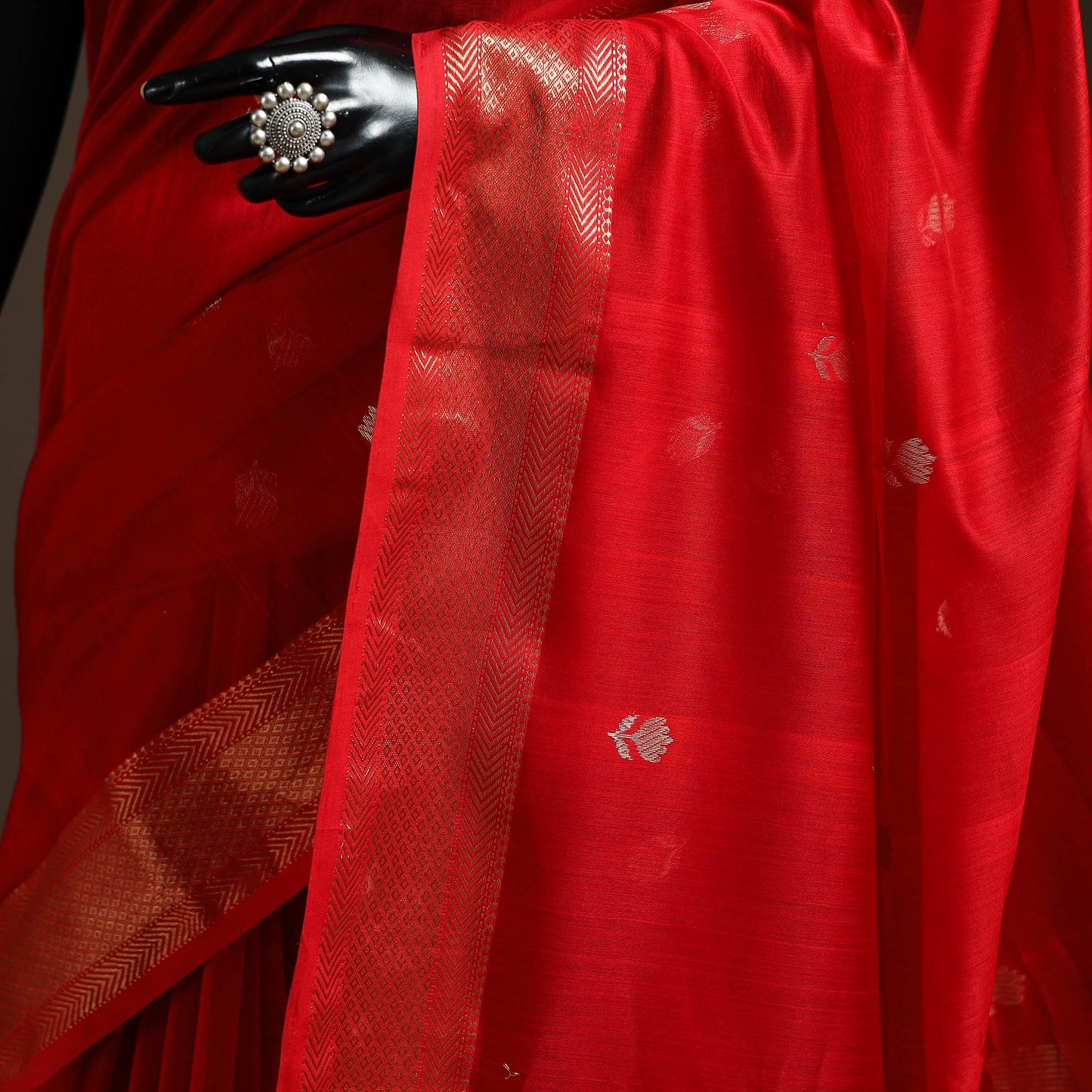 Red - handloom buti maheshwari saree with zari border 27