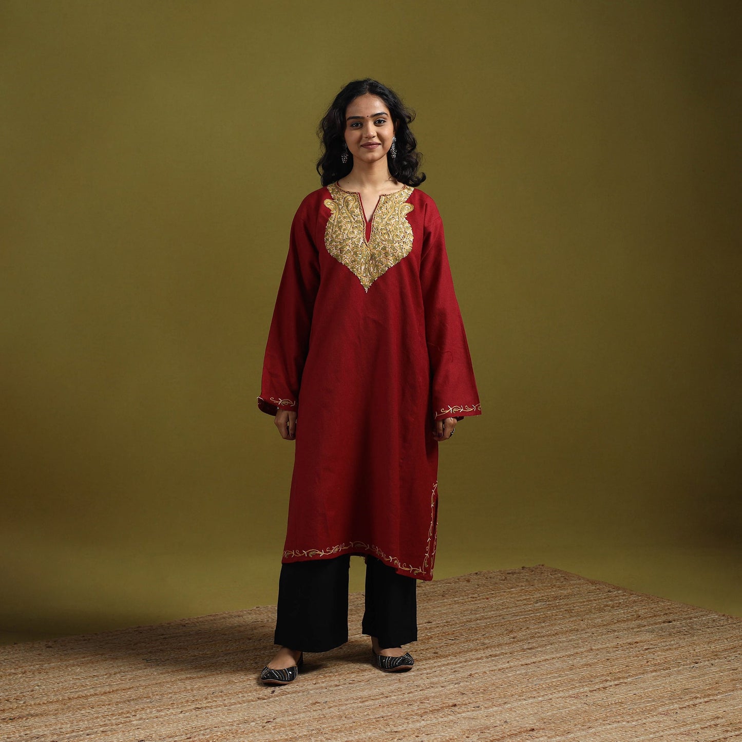 Handwoven aari hand embroidered kashmiri merino wool pheran