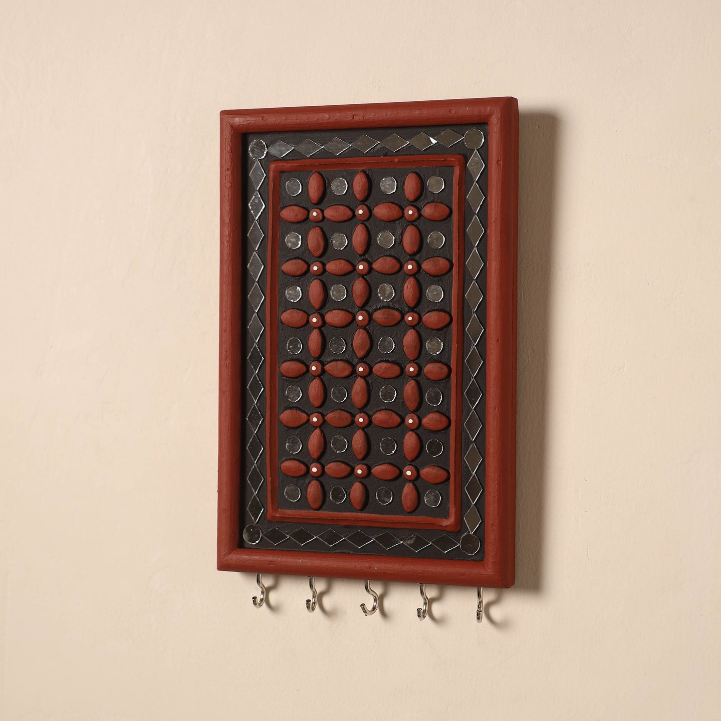 Kutch mud mirror work lippan art key holder (9 x 6 in) 42